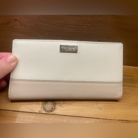 Kate Spade ♠️ Beautiful Netural Color Wallet - Picture 8 of 15